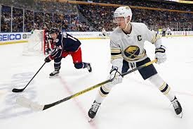 泰州举办“苏超泰州英雄大会”，市民夹道欢迎泰州队将士凯旋